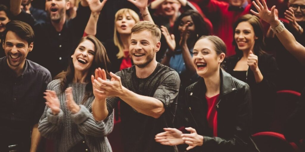 Le public acclame une pièce de théâtre