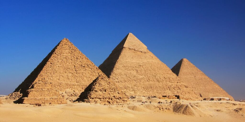 Les pyramides de Giseh, magnifique exemple du premier art