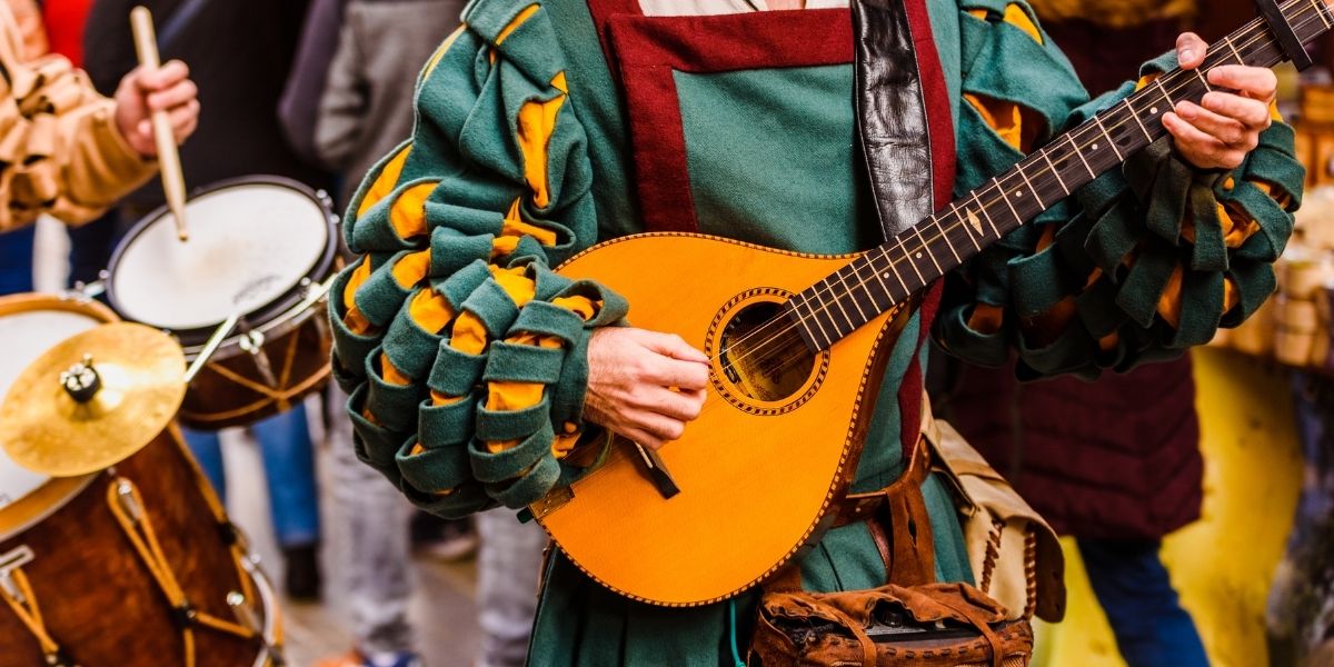 Un homme joue de la musique dans un festival médiéval