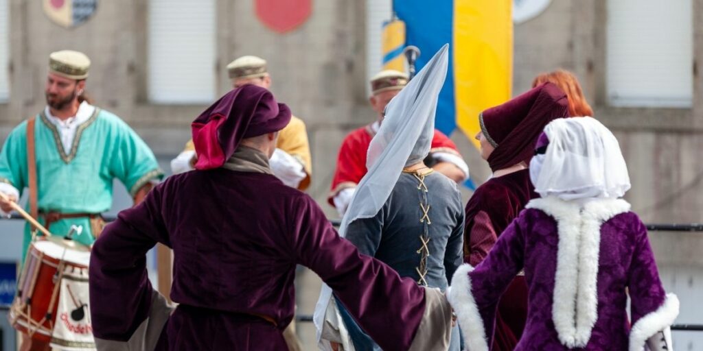 Des participants à un festival médiéval portent des costumes du moyen-âge